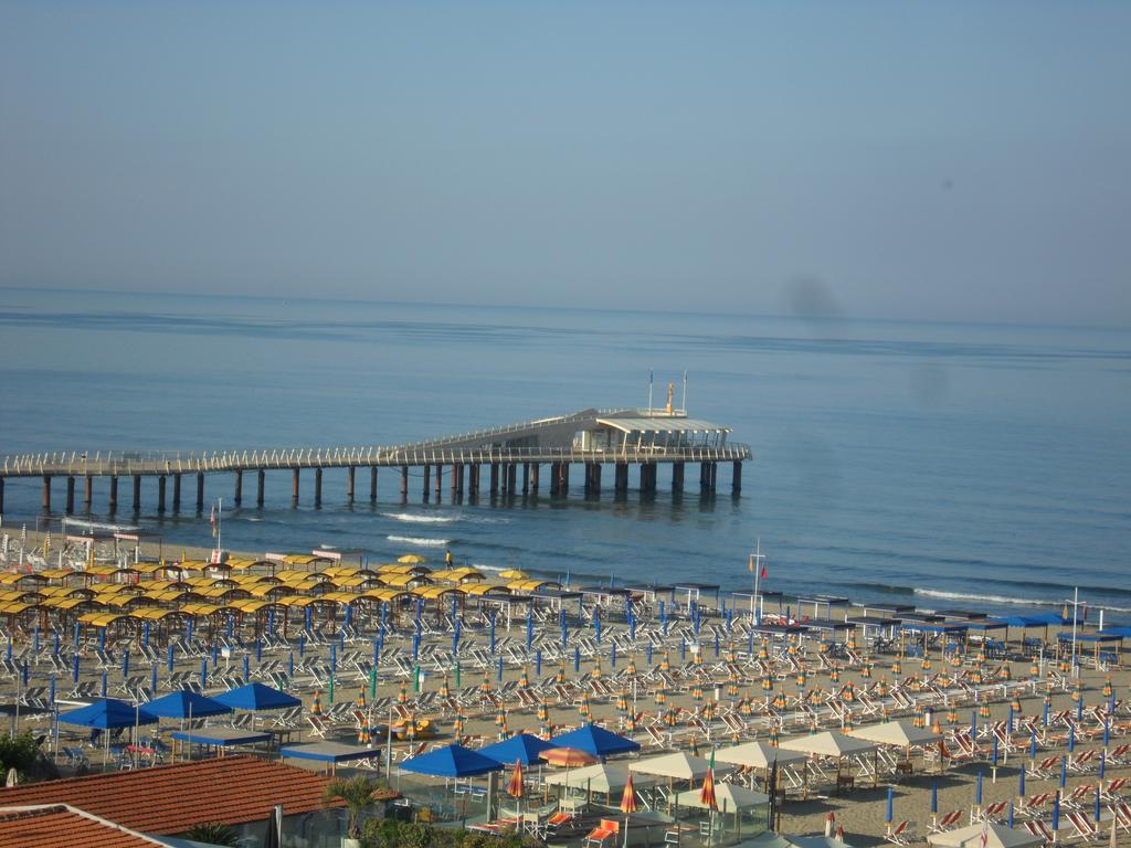 Hotel Margot Lido di Camaiore Exterior photo